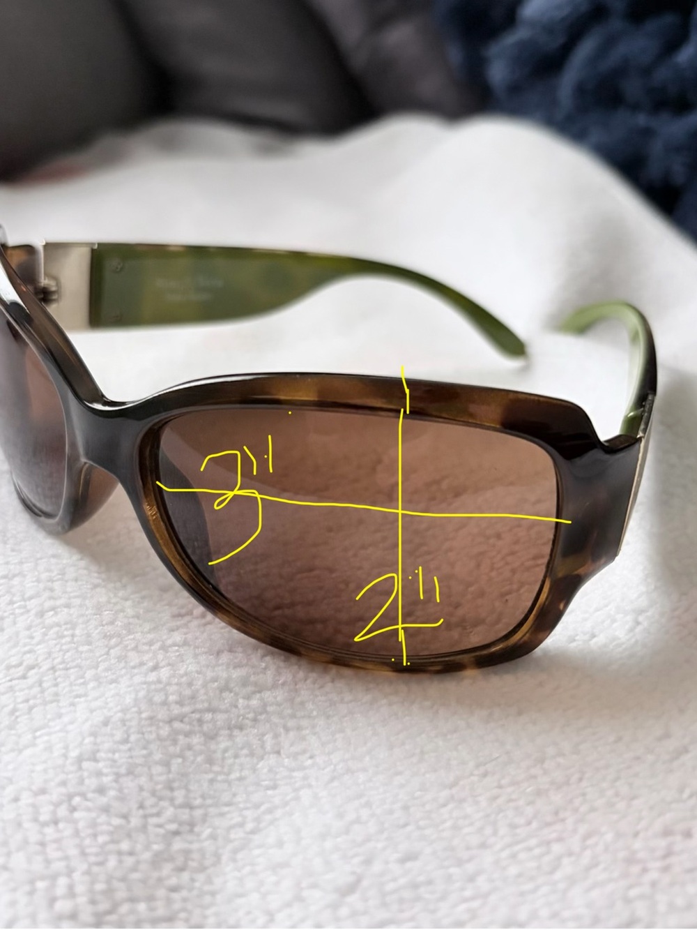 Vera Wang Brown Tortoiseshell Women's Sunglasses - Olive Temples - Picture 9 of 9